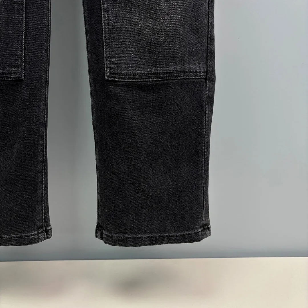 P390 Chrome Hearts/Chrome Hearts Straight-leg jeans are mainly made of high-quality high-quality cotton fiber. Fabrics with high cotton content have good moisture absorption and breathability. A small amount of spandex fiber is supplemented to increase the elasticity of the fabric and make the denim clothing fit the body better. It is comfortable to wear and not easy to deform. The yarn of high-quality denim is uniform, smooth and free of impurities. The surface of the woven fabric is smooth, delicate and clear. Zinc alloy placket buttons are embossed with Chrome Hearts logo. The embellishment of the customized 1:1 Crocodile leather label gives the upper body of the jeans a unique accent. The leather label on the waist and the details of the placket buttons echo the overall style. It is highly suitable for commuting. The neat trouser line and drape arc give a relaxed and high-end feel. Size: XS-2XL